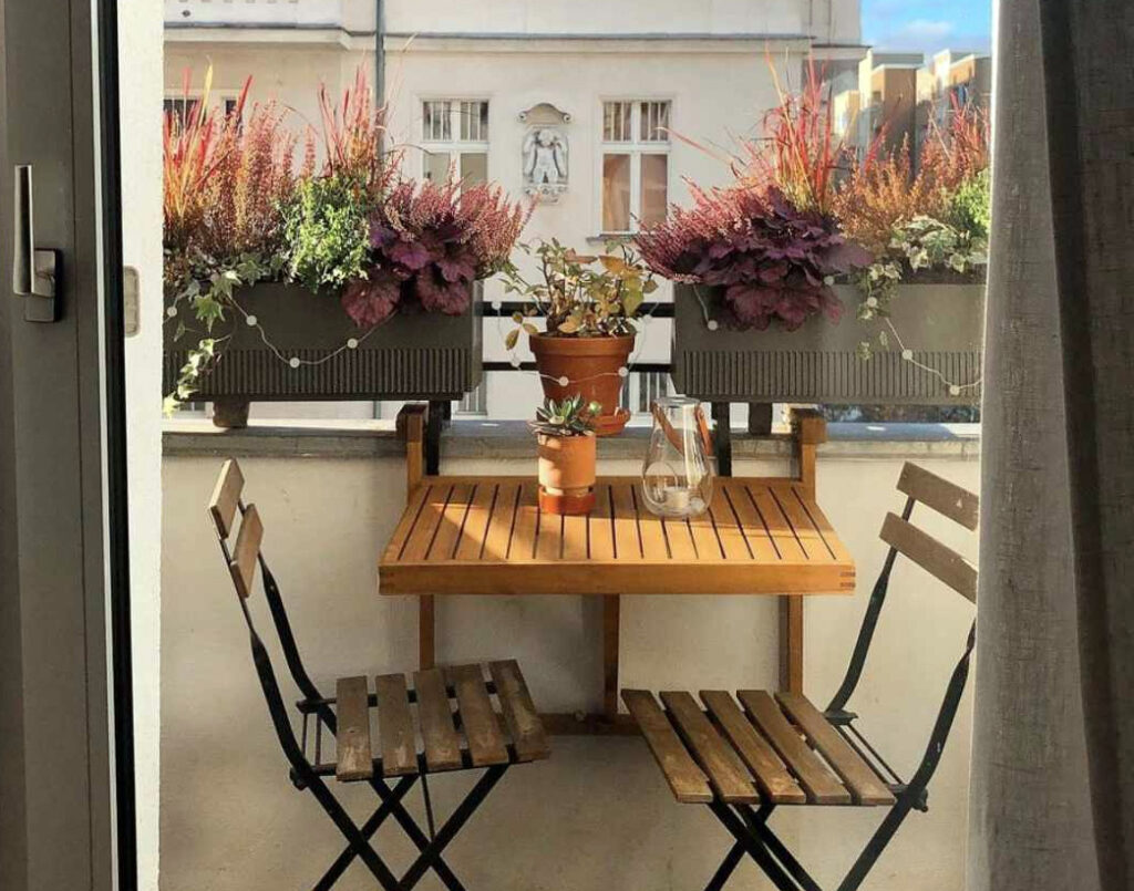 Klein balkon inrichten met meubeltjes en planten